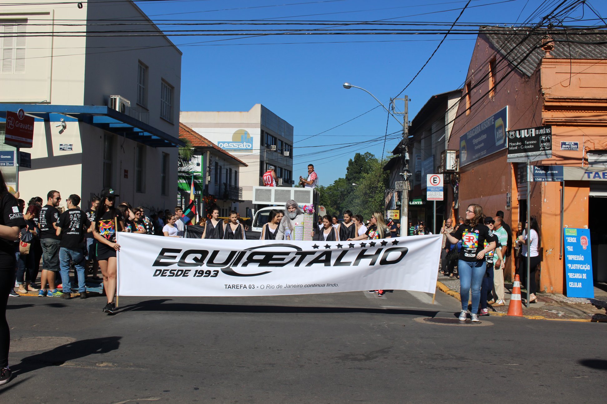 Integrantes com fantasias temáticas no desfile